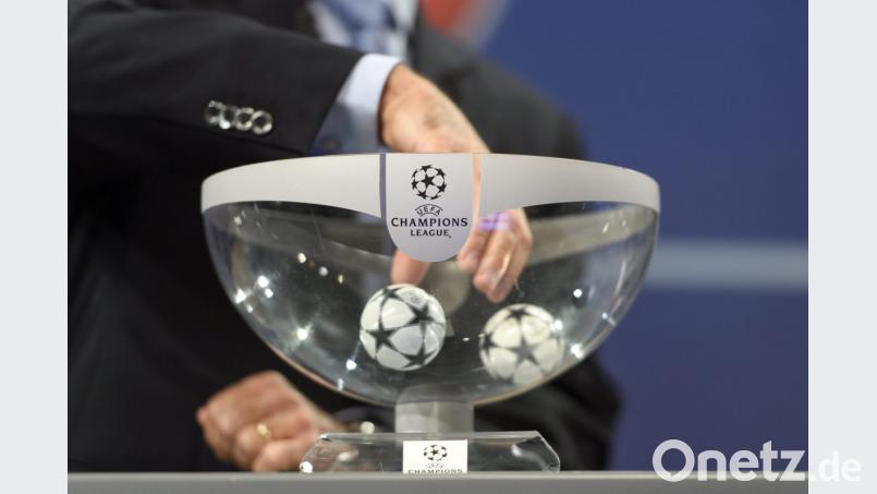 UEFA-Wettbewerbsdirektor Giorgio Marchetti zieht eine Loskugel bei der Champions-League-Auslosung. Bild: Martial Trezzini/dpa