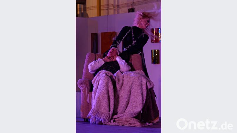 Abigail Marleys Geist (Christina Götz) bedroht Ebenezer Scrooge (Bernhard Zellner) in der Weihnachtsnacht. Bild: tr