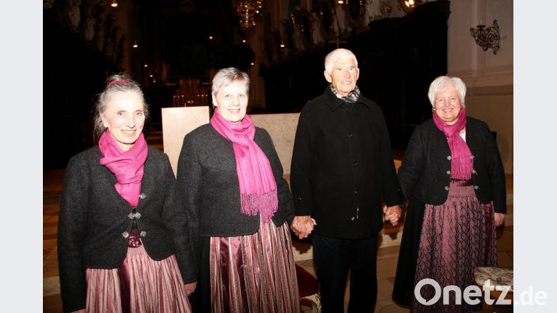 Der Applaus am Ende der „Heiligen Nacht“ wurde gerecht auf die Darsteller – von links – Rita Gleißner, Willi Pröls, Ulrike Schwab und Resi Lorenz verteilt. Bild: wro