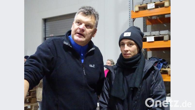 "Toll, was Ihr da macht": Aktionspate Eric Frenzel (rechts) kommt persönlich nach Högling, als dort am Samstag 2500 Kartons für Bedürftige in Rumänien gepackt werden. Uli Bauriedl, der den Trucker-Transport auch heuer wieder begleiten wird, informiert den dreifachen olympischen Goldmedaillengewinner über all das, was in einer Godelmann-Halle an Schwerarbeit vor sich geht. Bild: Houschka