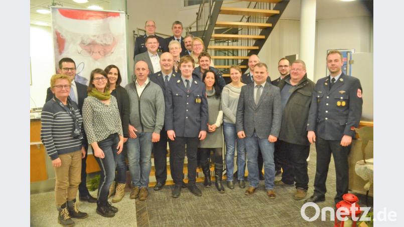 zwölf Vertreter von Vereinen und Institutionen nehmen 6500 Euro Spenden von Regionalmarktleiter Christian Pöll (zweiter von links) in Empfang Bild: fz