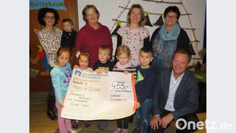 Lars Engel (knieend) freut sich über die Spende für seine Stiftung &quot;Engel für Kinder&quot;. Claudia Grünitz, Annemarie Liewald, Lena Lang und Ingrid Bauer (hinten, von links) überreichen mit Kindern den symbolischen Scheck. Bild: adj