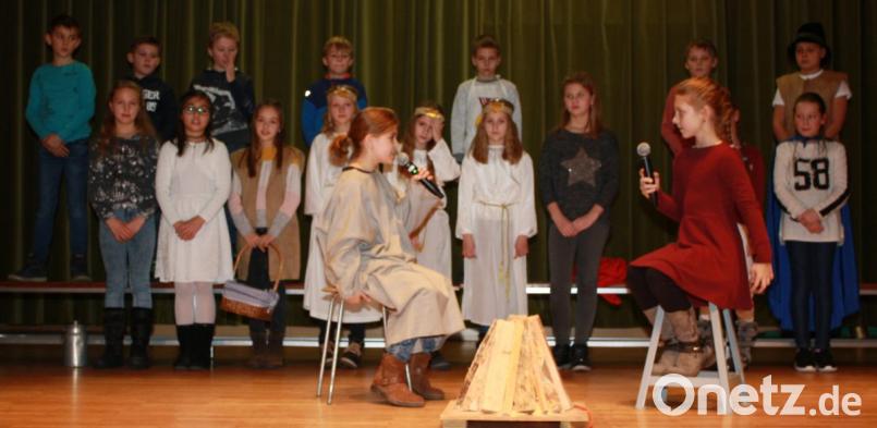 Die Mädchen und Buben der Grundschule unterhielten beim Seniorennachmittag mit dem Stück &quot;Der Stern von Bethlehem&quot;. Bild: lk