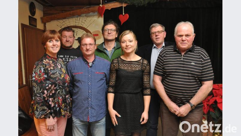 Klaudia (links) und Jochen Schmidt (Zweiter von rechts) ehren Mario Glamsch, Peter Beimler, Manfred Schwab, Yvonne Wolfangel und Michael Schwabl (von links). Bild: dob