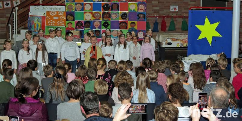 Die jüngsten Schüler der Klasse 1a der Hans-Sauer-Schule weckten den schlafenden Engel Paul mit ihrem Lied: „Wie wir dich kennen, wirst du Weihnachten verpennen. Drum wirst du jetzt erschreckt und mit Singen aufgeweckt!“ Bild: Dobmeier
