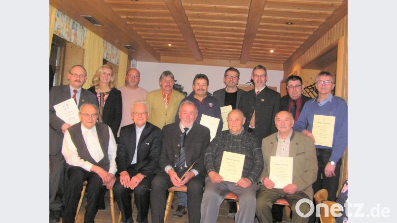 Der Männergesangverein zeichnet verdiente Mitglieder aus. Vorne sitzend, von links: Pater Reinhold Schmitt, FSB-Ehrenpräsident Peter Jacobi und die Jubilare Herbert Kick sowie Ludwig Gillitzer und Josef Puff. Hintere Reihe, von links: Vorsitzender Karl Herrmann, zweite Bürgermeisterin Andrea Lang, Chorleiter Alexander Völkl, zweiter Vorsitzender Reinhold Popp, die Jubilare Hubert Rewitzer sowie Bernhard Voit, Sängerkreischef Georg Ebenhöch, Stadtpfarrer Pater Hans Ring und Jubilar Josef Schneider. Bild: tu
