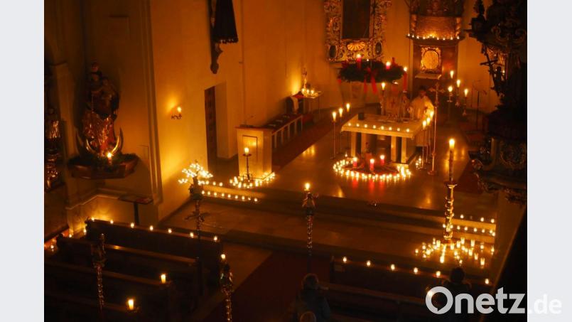 Am Altar reiht sich unter dem Adventskranz ein Licht an das andere. Bild: gz