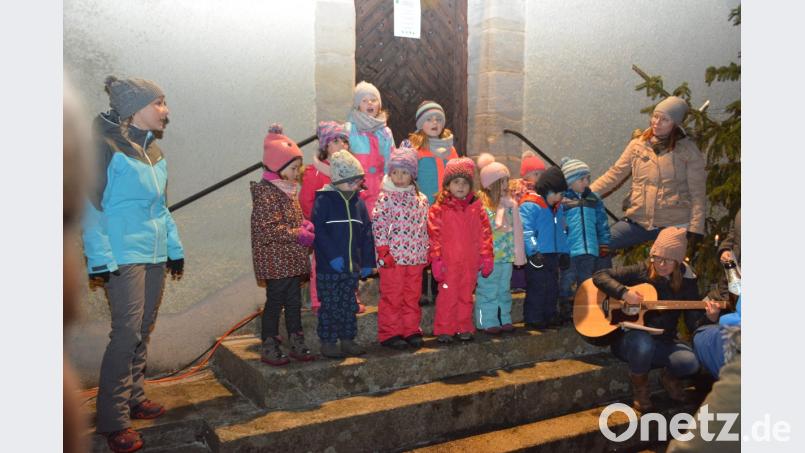 Die Kindersinggruppe „Ichtys“ trägt mit besinnlichen Liedern zum Gelingen der Dorfweihnacht bei. Bild: ak