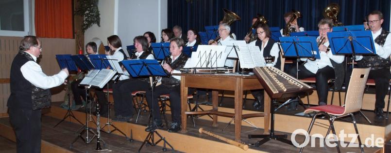 Mit der „Aria“ und „Tauet, Himmel, den Gerechten“ führt die Don-Bosco-Blaskapelle unter Georg Bayerls (links) Leitung in den besinnlichen Abend ein. Bild: sön