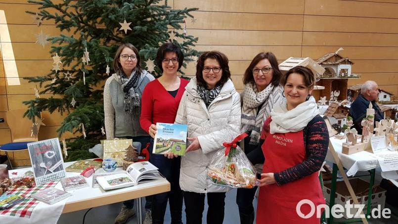 Beim Oberpfälzer Bauernmarkt freuten sich (von links) Mitautorin Karin Bischoff, Kreisbäuerin Sabine Schindler, Gewinnerin Christiane Scherer, Ortsbäuerin Angela Bäumel sowie Ina Doll vom Haflingerhof in Nittenau. Bild: exb