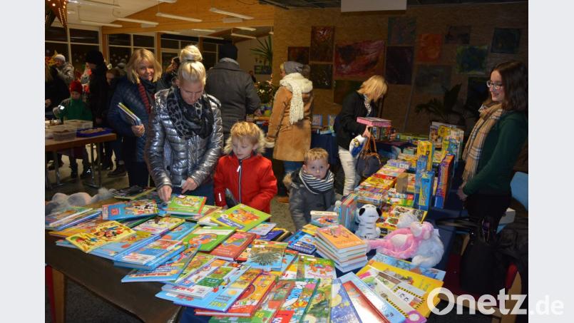 Auf einem Flohmarkt gibt es eine Fülle von Büchern und Spielen günstig zu kaufen. Bild: jr