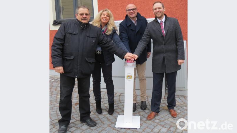Das Highspeed-Netz im Markt Schwarzhofen läuft. Enrico Delfino (von rechts) von der Telekom, Bürgermeister Maximilian Beer, Marion Thüngen (Telekom) und Marktrat Franz Stockerl drückten symbolisch auf den &quot;roten&quot; Knopf. Bild: kö