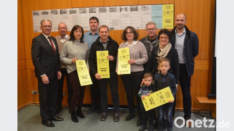 Der Familienkalender wird verteilt. Karin Wittmann (Vierte von rechts) hat ihn gestaltet. Bild: fz