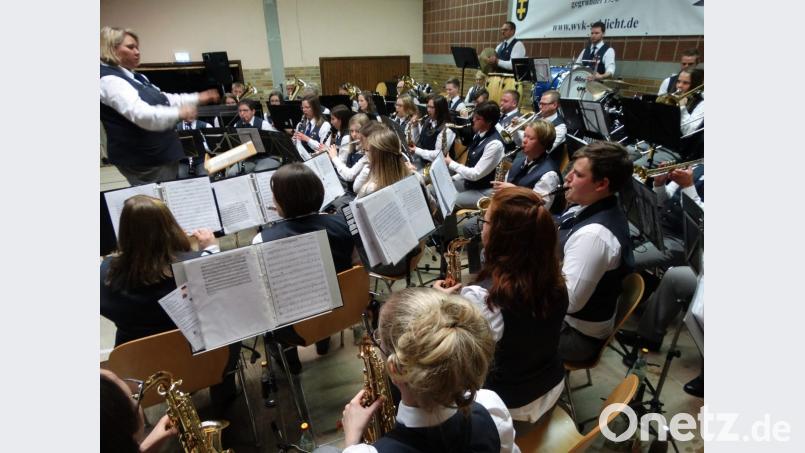 Zum 42. Mal veranstaltet die Werkvolkkapelle Schlicht ihr vorweihnachtliches Benefizkonzert, zum zweiten Mal dirigiert von Sabine Kredler. Bild: ct