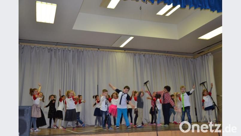 Die Mittagsbetreuung tanzt auf der Bühne zu „White Christmas“. Bild: gi