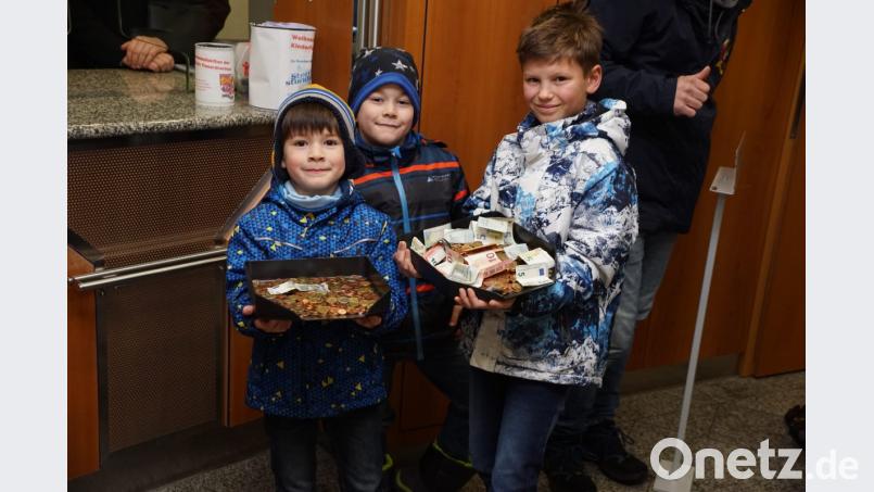 Viel Geld werfen die Kunden des Lebensmittelmarkts Bauer und der Metzgerei Weyh in die Dosen. Jannik, Felix und Benedikt zeigen ganz stolz den Inhalt. Bild: bkr