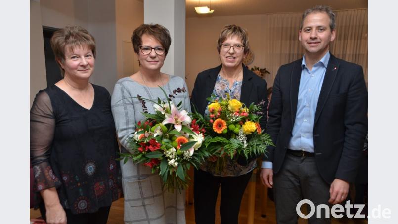 Personalleiter Stefan Schmidberger (rechts) überreicht Marion Rappl (Zweite von links) für 25 Dienstjahre die Elisabeth-Medaille. Büroangestellte Gerlinde Grosser (Zweite von rechts) hat ihren letzten Arbeitstag. Heimleiterin Rita Gilch (links) überreicht an beide Blumensträuße. Bild: dob