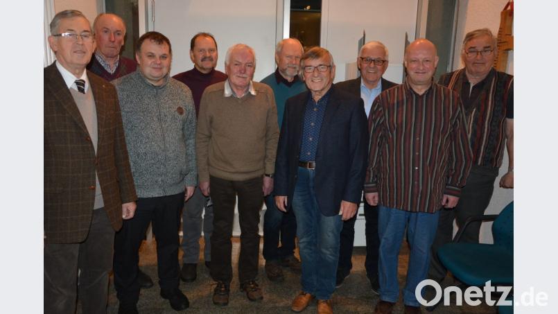 Langjährige Mitglieder zeichnete die Kolpingfamilie Mitterteich aus. Im Bild (von links) Vorsitzender Erhard Sommer, Josef Schrems, der neue Präses, Kaplan Dr. Matthias Nowotny, Bernhard Gleißner, Franz Kilian, Wolfgang Sill, Max Wittmann, Engelbert Ott, Hubertus Krämer und Franz Kunz. Bild: jr