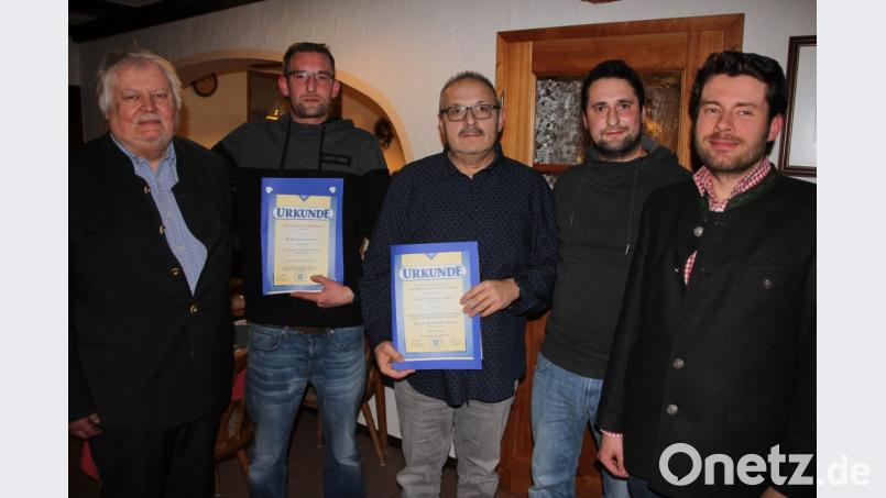 Mitarbeiterehrungen standen beim Jahresrückblick von Ford Mössbauer im Blickpunkt. Unser Bild zeigt von links Richard Mössbauer, Sascha Haberkorn, Alexander Geiser, Andreas Stock und Nicolai Mössbauer. Bild: kro