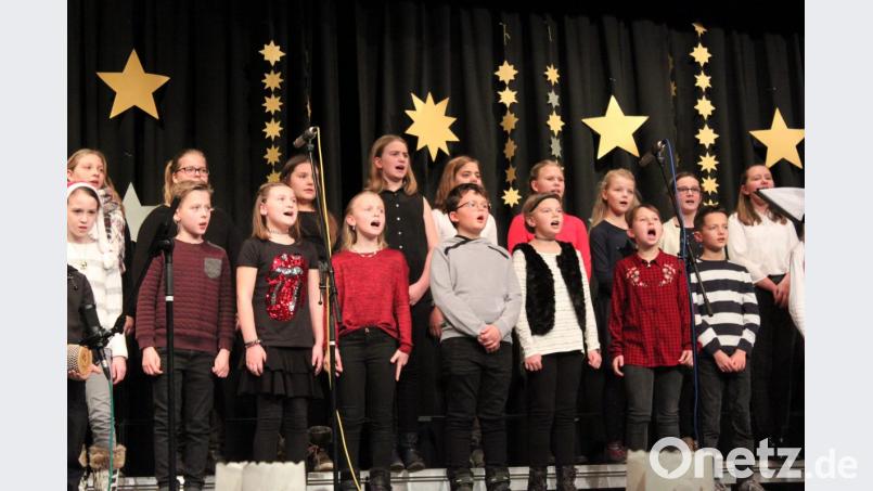 Mit einem abwechslungsreichen, musikalisch auf hohem Niveau stehenden Weihnachtskonzert begeistern die Lobkowitz-Realschüler das Publikum in der Stadthalle. Vor allem die Chöre überzeugen mit ihrer stimmlichen Leidenschaft. Bild: prh