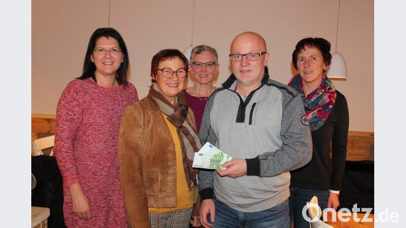 Edith Lippert (Zweite von links) freut sich über 200 Euro, die sie ehemaligen Kemnather Realschülern erhält. Bild: stg