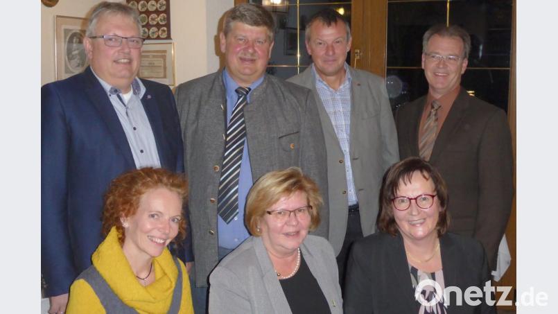 Bürgermeister Martin Schregelmann dankt zusammen mit seinen Stellvertretern Hans Beutner und Reinhard Kleber (von links) den Geehrten der Gemeinde Josef Weidensteiner (hinten, links und (sitzend, von links) Liane Heinze, Renate Müller und Gabriela Bäumler. Bild: fsb