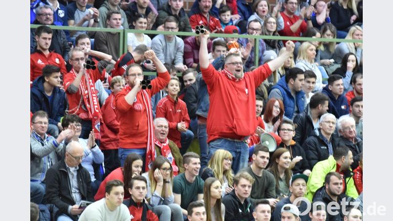 Ein volles Haus ist garantiert. Hier die lautstarken Anhänger aus Pfreimd. Bild: A. Schwarzmeier