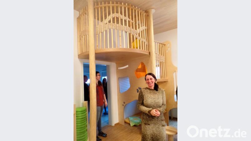 Marion Eitel, die Leiterin des Kindergartens Arche Noach in Kohlberg hat allen Grund zu strahlen. Die neue Krippe mit 12 Plätzen für Kinder unter drei Jahren ist sehr gut ausgestattet. Bild: jml