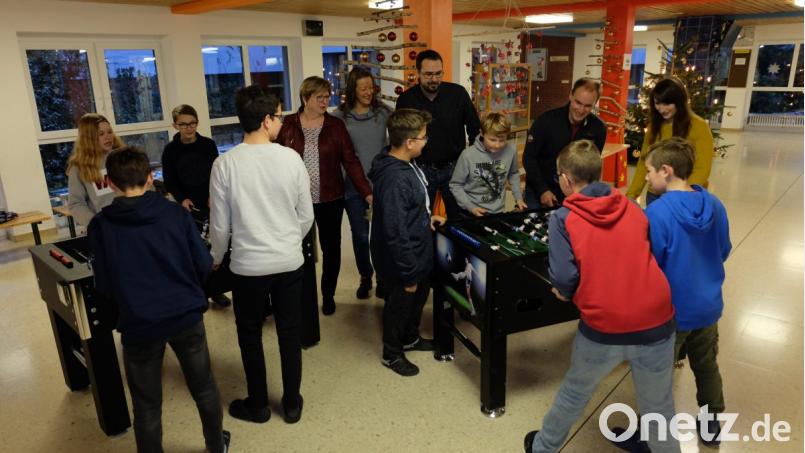 Die Elternvertreter konnten sich selbst davon überzeugen, wie professionell manche Schüler kickern können. Im Bild hinten Mitte Rektorin Gisela Kastner, rechts daneben Elternbeiratsvorsitzende Birgit Bleistein und ihr Stellvertreter Christian Strunz. Am Spieltisch Lehrer Christian Reber, der großen Spaß daran hat, selbst ab und zu mitzuspielen. Bild: exb