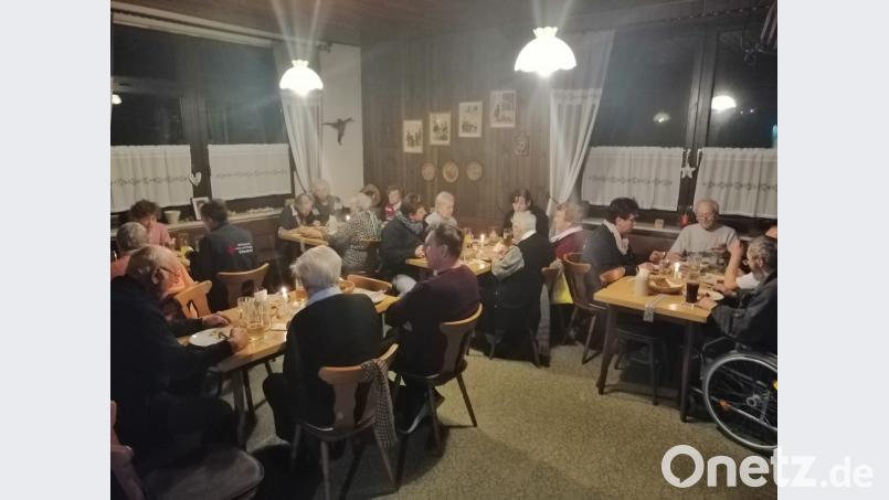 Senioren bei Kaffee, Kuchen und Zoigl. Bild: exb