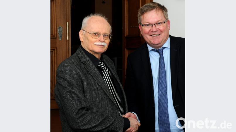 OB Michael Cerny dankt Gerhard Bauer (links) für 41 Dienstjahre in der Stadtverwaltung. Bild: Stephan Huber