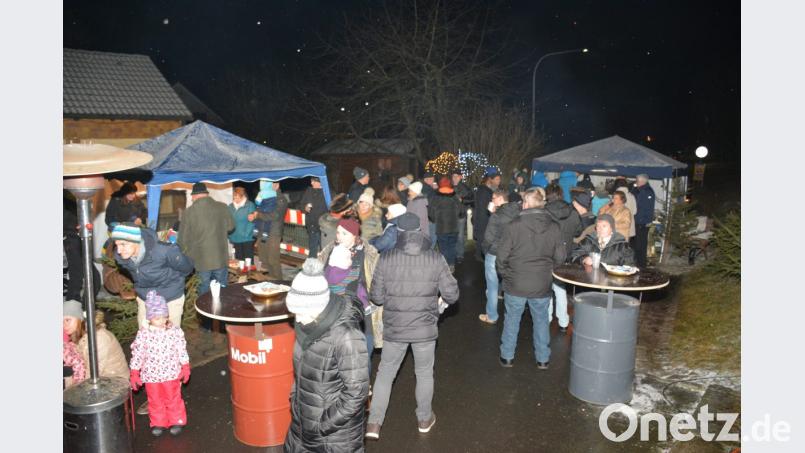 Dort, wo normalerweise der Verkehr rollt, feiern die Oberbrucker mit ihren Gästen Dorfweihnacht. Bild: ak