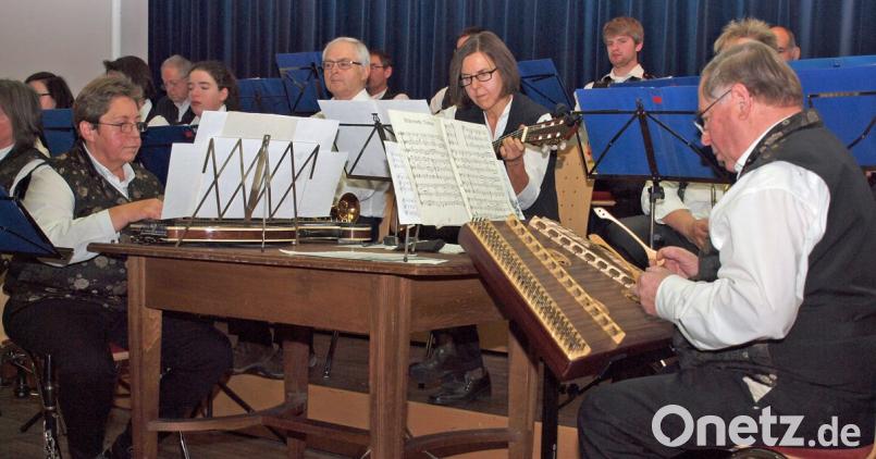 Die Stubenmusik mit Irmgard Diermeier, Zither, Inge Rogenhofer an der Gitarre und Bruder Georg Beyerl am Hackbrett (von links). Bild: sön