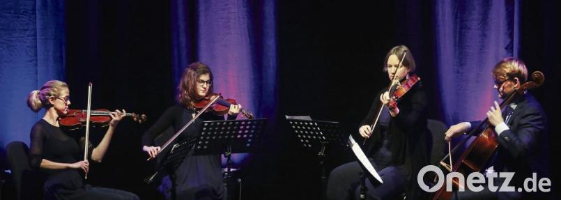 Mal melancholisch, mal hoffnungsvoll oder auch spielerisch tänzelnd – bei ihrem Weihnachtskonzert im Kubus in Ursensollen ziehen die vier Musiker Anna Godelmann, Anna-Sophia Kraus, Susanne Zippe und Christoph Pickelmann die Zuhörer in ihren Bann. Bild: Wolfgang Steinbacher
