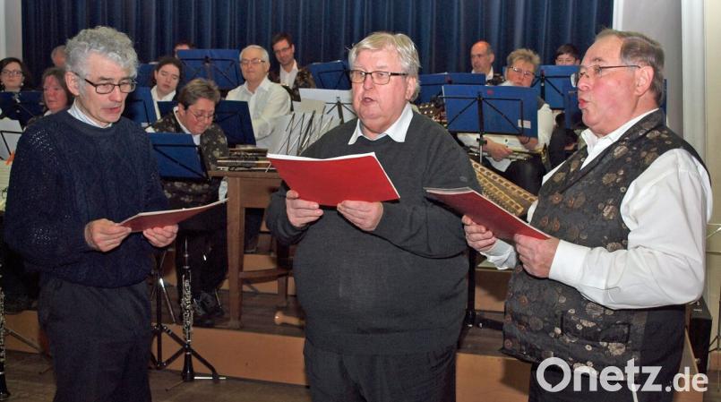 Eindrucksvoll mit „In Nacht und Dunkel“ singt der Männerdreigesang Bruder Eduard Moßburger, Pater Ernst Kusterer und Bruder Georg Bayerl (von links). Bild: Voigt, Ingrid