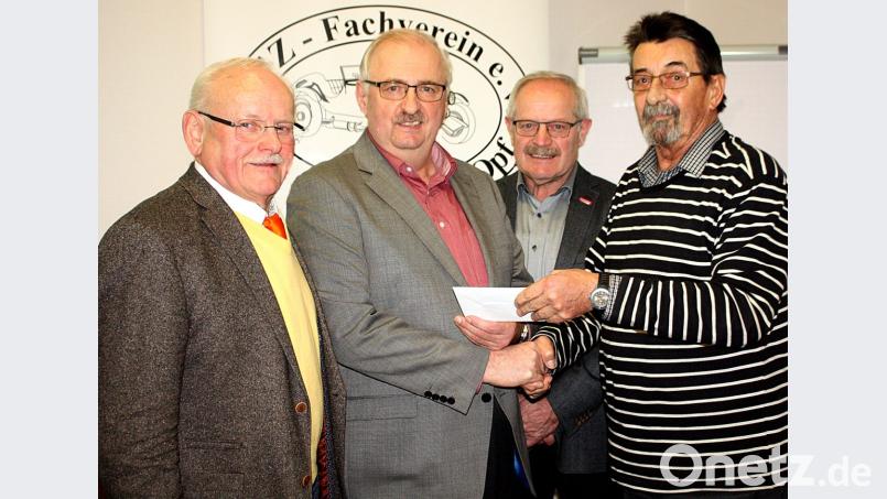 250 Euro spendet der KFZ-Fachverein um Josef Schärtl (links) an die Kinderkrebshilfe um Herbert Putzer (Zweiter von links). Bild: R. Kreuzer