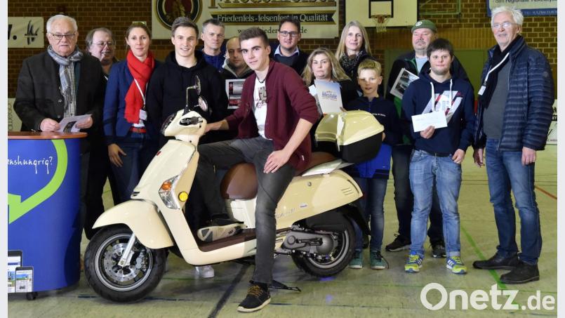 Die Gewinner 2017 zog Dennis Lippert (Vierter von links), einst bei der SpVgg SV Weiden groß geworden und nun Zweitligaprofi beim 1. FC Nürnberg – mit immer noch argen Verletzungssorgen. Geschäftsführende Verlegerin Viola Vogelsang-Reichl (Dritte von links) und Chefredakteur Norbert Gottlöber (rechts) gratulierten. Bild: A. Schwarzmeier