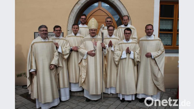 Bischof Rudolf Voderholzer weihte sieben neuen Diakone, darunter auch der Seebarner Johannes Spindler (Vierter von rechts). Mit auf dem Bild Monsignore Johannes Hofmann aus der Pfarrei Neustadt an der Donau (links) und Monsignore Martin Priller, Regens des Priesterseminars (rechts). Bild: mos
