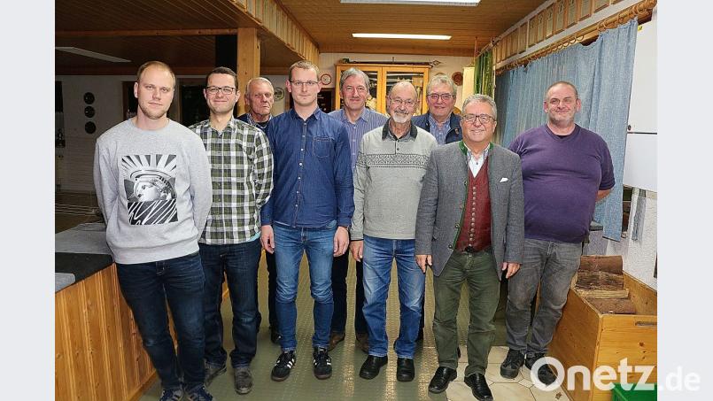 Dem neuen Vorstand des Imkervereins Wiesau-Schönhaid wünschten Kreisvorsitzender Hans Schön (Dritter von links) und Bürgermeister Toni Dutz (Zweiter von rechts) viel Erfolg. In die Vorstandschaft wurden berufen (von links) Fabian Puß, Torsten Vater, Florian Beer, Michael Bauernfeind sen., Günther Leimgruber, Kurt Kaßeckert und Hubert Greil. Bild: bsc