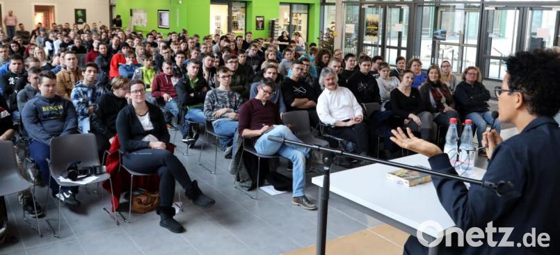 Rund 200 Schüler lauschten am Montag dem Vortrag von Mo Asumang. Die Schauspielerin und Dokumentarfilmerin sprach über ihre Erfahrungen mit Rasissumus und Begegnungen mit Nazis und Mitgliedern des Ku-Klux-Klans. Bild: Gerhard Götz