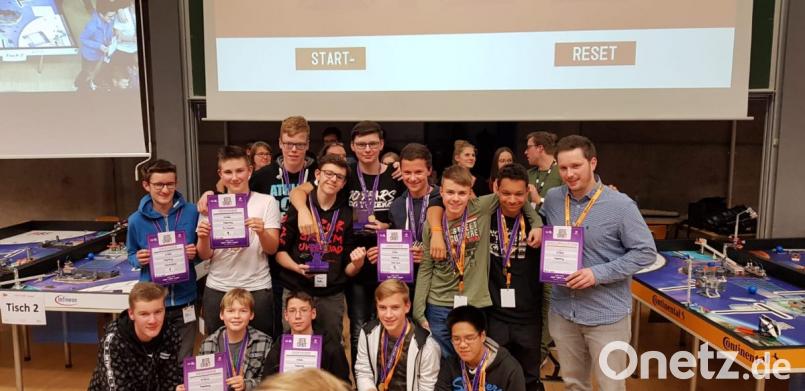 Die „ESBots“ des Gymnasiums Eschenbach und Projektbetreuer Alexander Schatz (rechts) freuen sich über ihren Sieg beim First-Lego-League-Regionalentscheid in Regensburg. Bild: exb