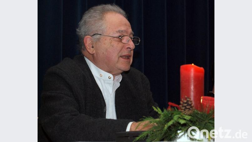 Mit zum Nachdenken anregenden Texten umrahmte der ehemalige Kreisheimatpfleger Hermann Frieser die „Adventliche Stund“. Bild: sön