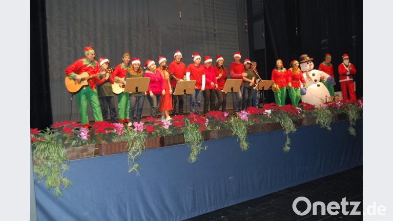 Farbenfroh und auch besinnlich stimmt das HPZ Irchenrieth bei ihrer Weihnachtsfeier in der Max-Reger-Halle in Weiden auf das bevorstehende Fest ein. Der Werkstattchor erfreut mit Liedbeiträgen. Bild: grm
