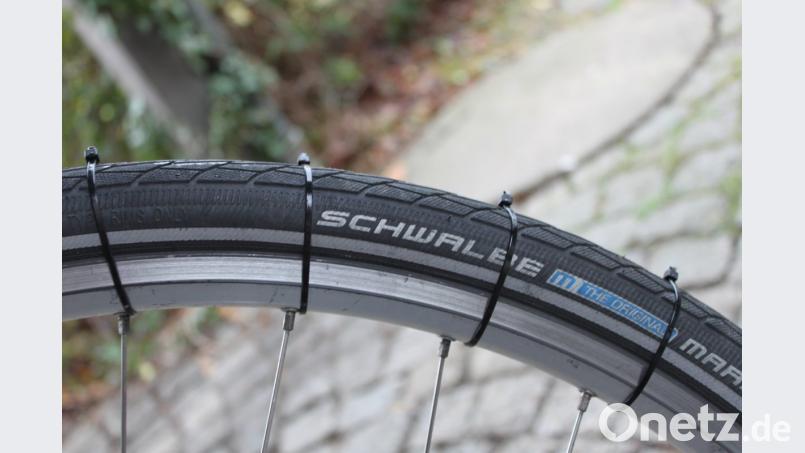 Durch einfache Kabelbinder am Reifen hat man fast den gleichen Effekt wie mit Spikes. Bild: prh