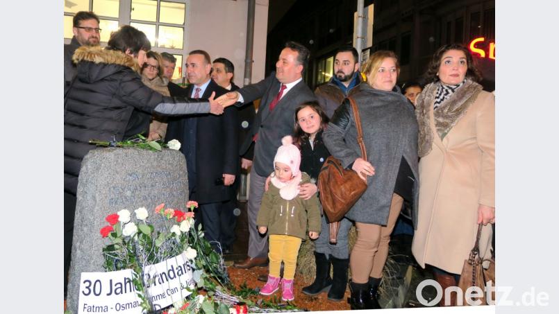 Am Gedenkstein reichte zweite Bürgermeisterin Ulrike Roidl (links) den Vertretern des türkischen Konsulats und der türkisch-islamischen Gemeinde die Hand als Geste der Versöhnung und der Verbundenheit. Bild: Hirsch