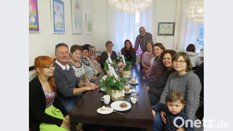 Dankeschön sagt Jessika Wöhrl-Neuber (hinten, Mitte) mit einem Frühstück den rund 30 ehrenamtlichen Helfern im Familienzentrum Mittendrin. Bild: jzk