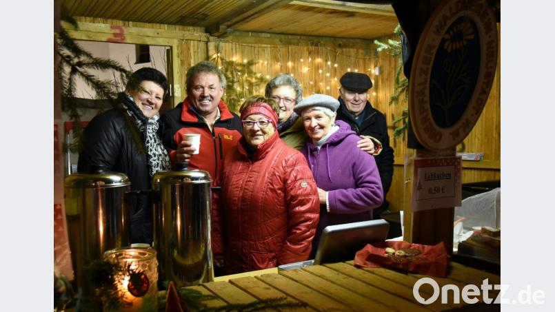 Die fleißigen Helfer vom OWV haben alles bestens vorbereitet und werden dafür sogar vom Wetter belohnt. Am dritten Adventssonntag fallen endlich ein paar weiße Flöckchen. Bild: bgm