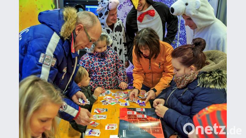 Der Auftakt der "Stickerstars-Aktion" stieß auf große Resonanz. Unter Beobachtung der Handballfest-Maskottchen klebten und tauschten Jung und Alt ihre Klebe-Bilder in Sammelalben. Bild: gud