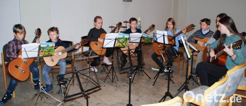 Das Gitarrenensemble der Kreismusikschule. Bild: zch