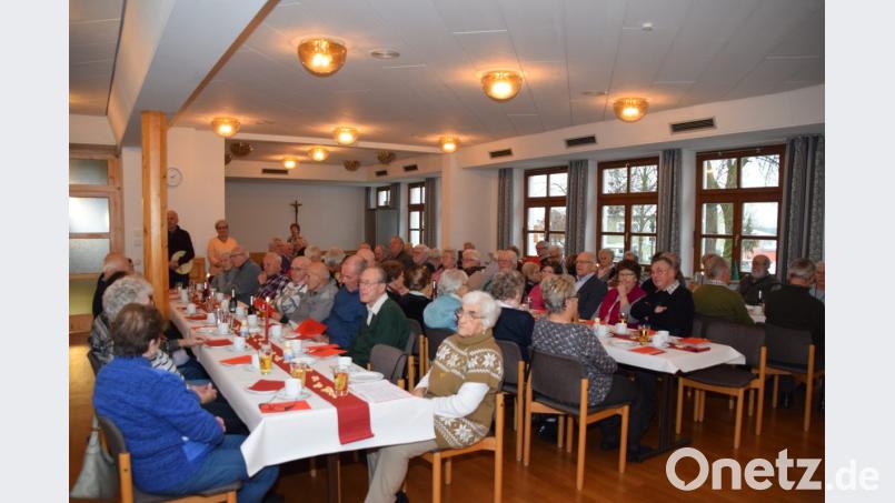 Die Senioren aus Waidhaus sind Gäste der Marktgemeinde beim festlichen Seniorenadvent im Gemeindezentrum des Rathauses. Bild: fjo